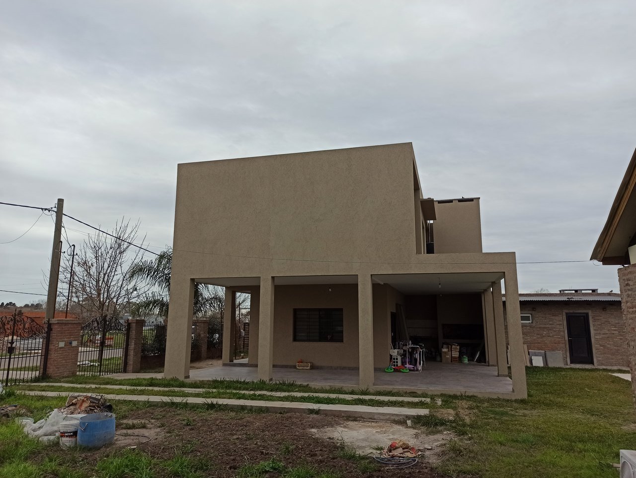 Vivienda de dos plantas · Galería con columnas, trabajo de GM Construcciones