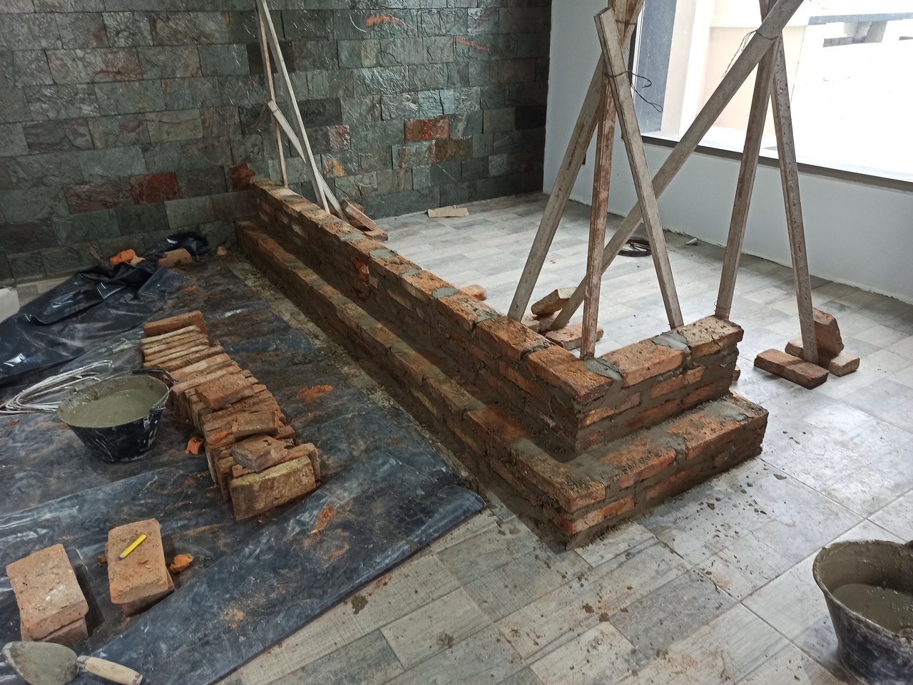 Casa gris de dos plantas: barra de ladrillo (en obra)
