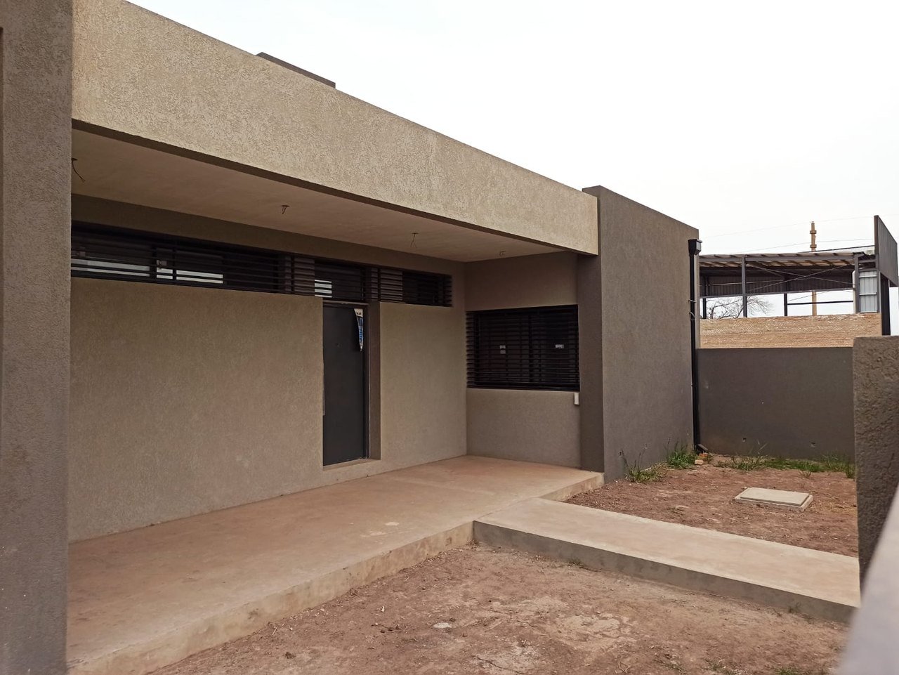 Casa de una planta con galería: galería sin terminar (en obra)